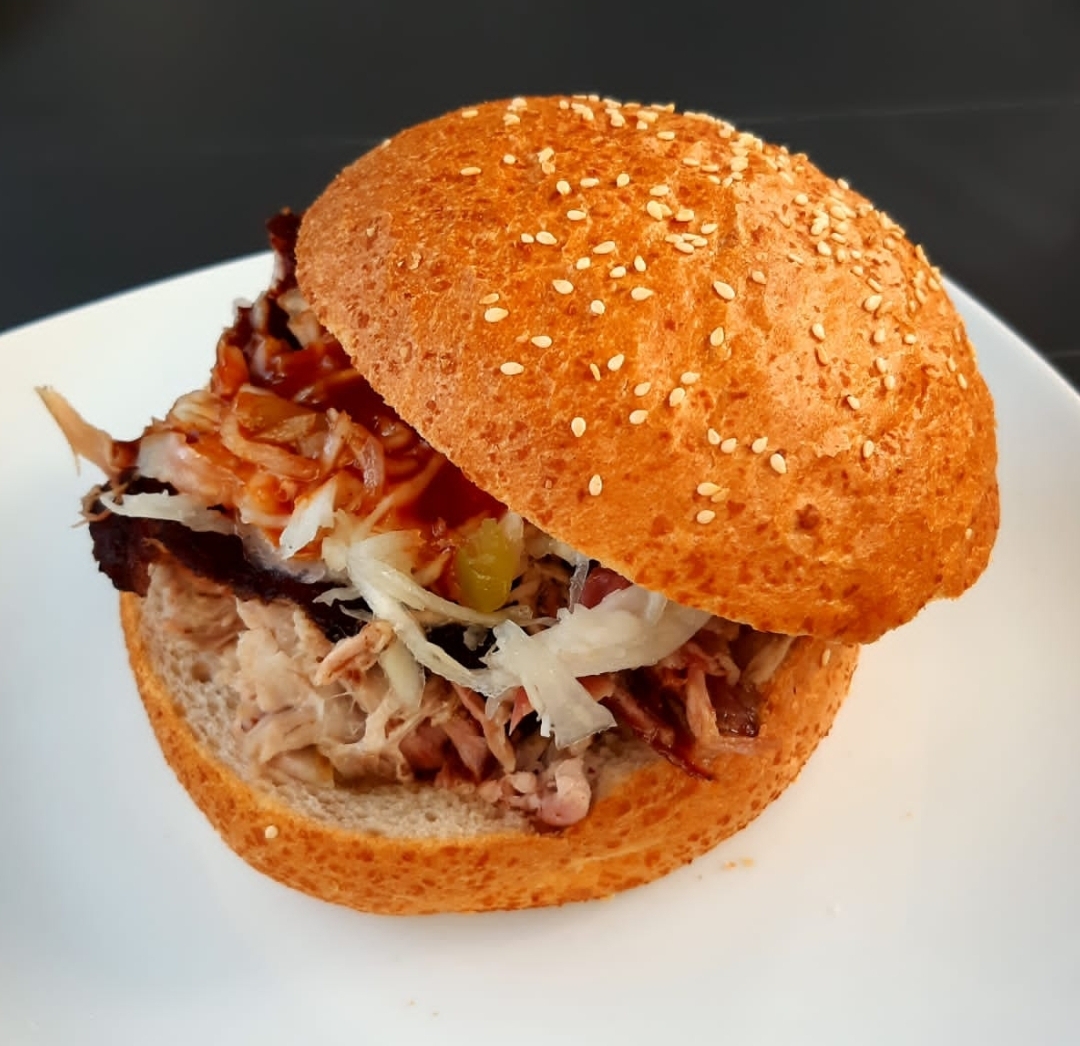 Pulled Pork Burger im Kugelgrill mit Minion-Ring und Texaskrücke
